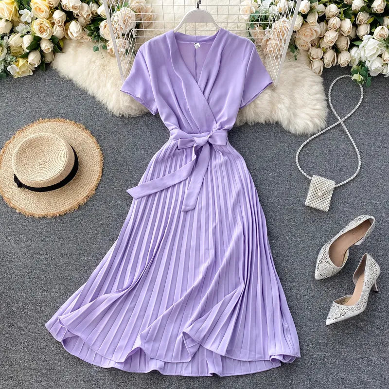 Women's Pleated Midi Dress. High Waist and V-Neck in Solid Color Fino
