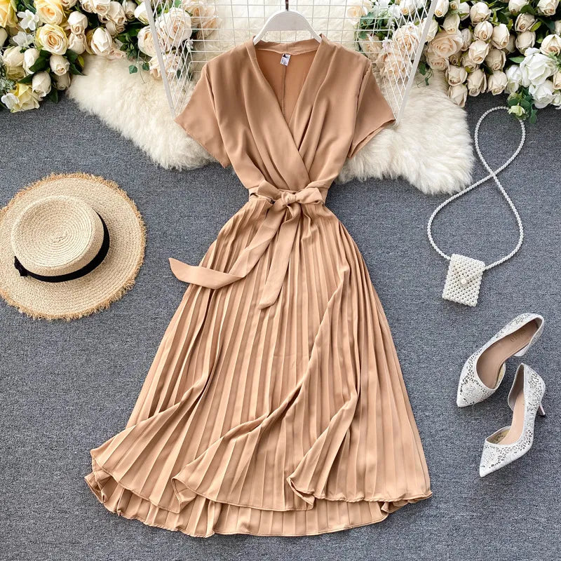 Women's Pleated Midi Dress. High Waist and V-Neck in Solid Color Fino