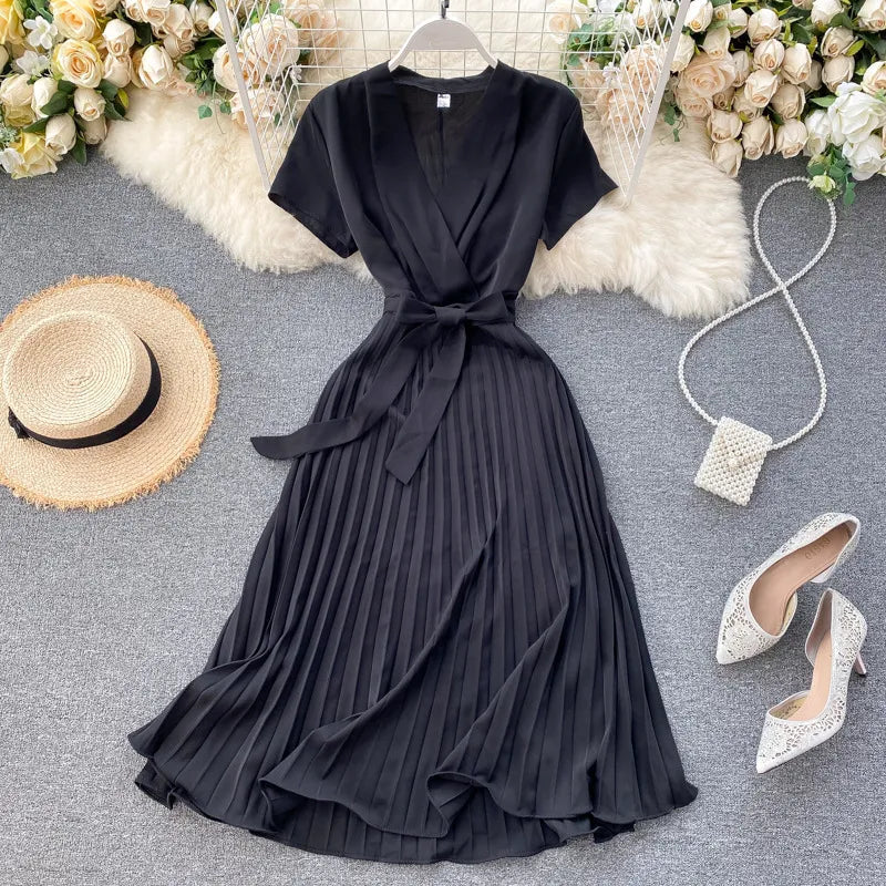 Women's Pleated Midi Dress. High Waist and V-Neck in Solid Color Fino