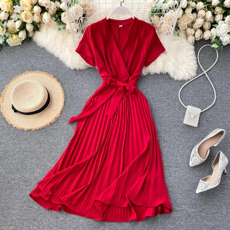 Women's Pleated Midi Dress. High Waist and V-Neck in Solid Color Fino