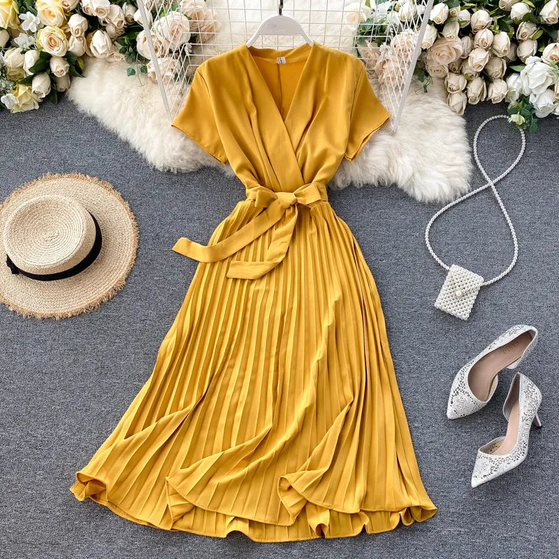 Women's Pleated Midi Dress. High Waist and V-Neck in Solid Color Fino