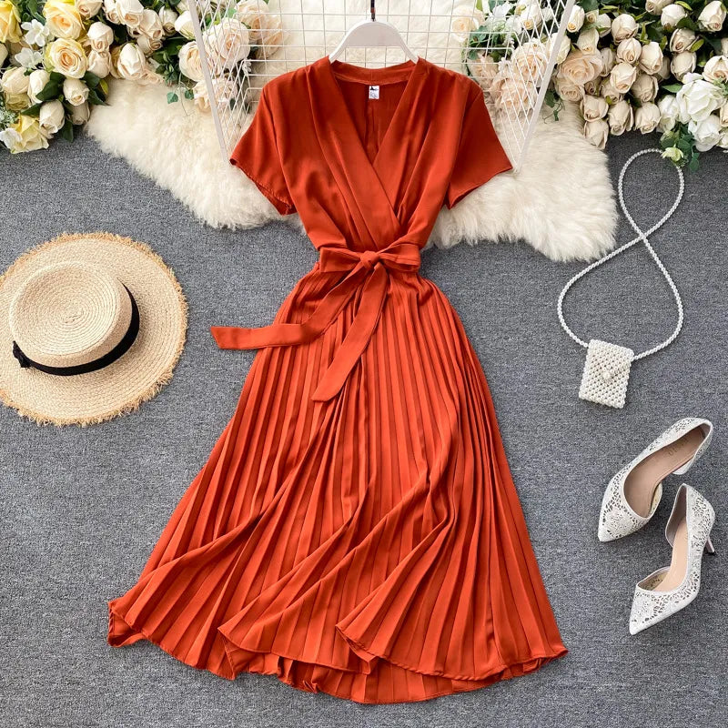 Women's Pleated Midi Dress. High Waist and V-Neck in Solid Color Fino